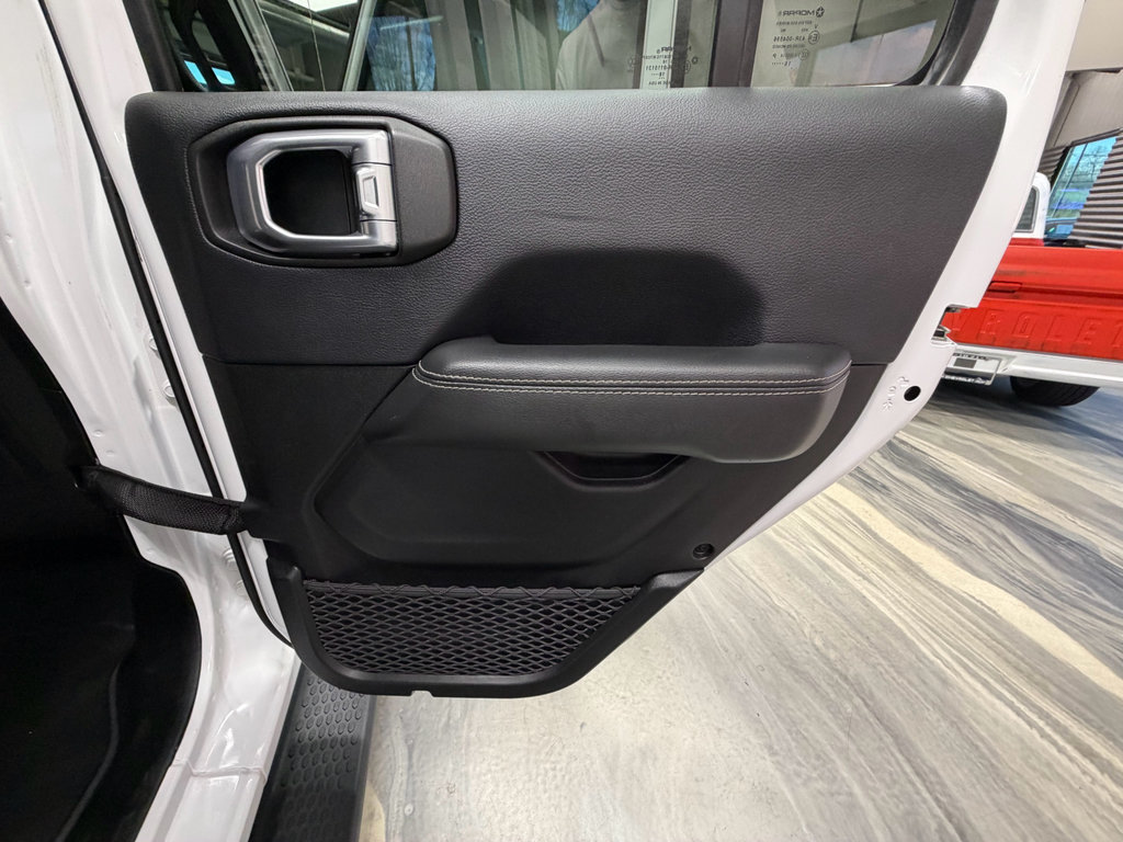 Used 2018 Jeep Wrangler Unlimited Sahara w/ Uconnect 4C Nav & Sound Group AWD/4WD image 41