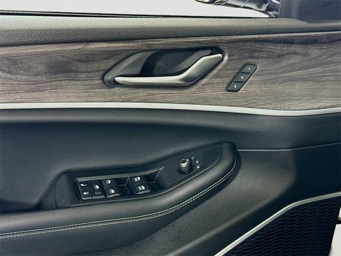 Used 2022 Jeep Grand Cherokee Limited w/ Luxury Tech Group II image 12