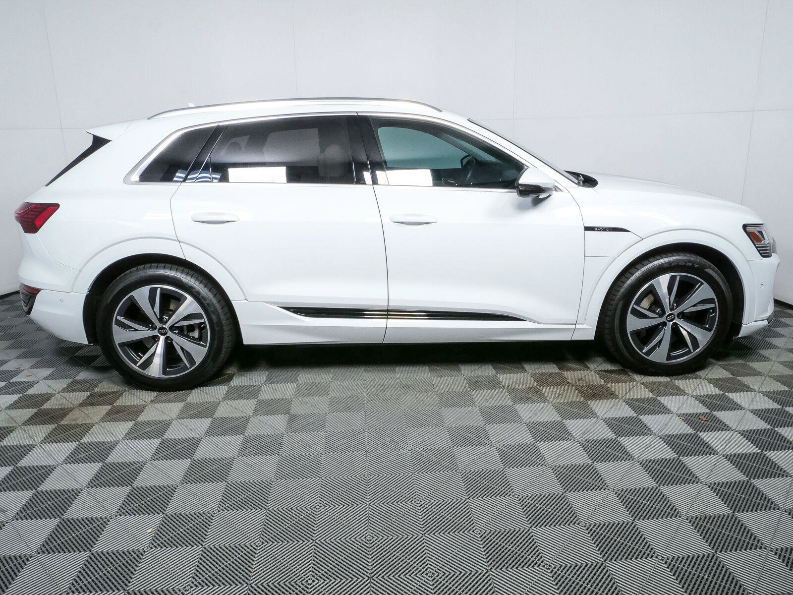 Used 2024 Audi Q8 e-tron Premium Plus w/ Premium Plus Package AWD/4WD image 2