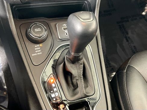 Used 2022 Jeep Cherokee Limited image 16