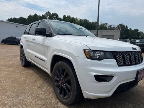 Used 2019 Jeep Grand Cherokee Altitude AWD/4WD image 3