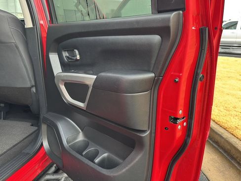 Used 2022 Nissan Titan SV image 13