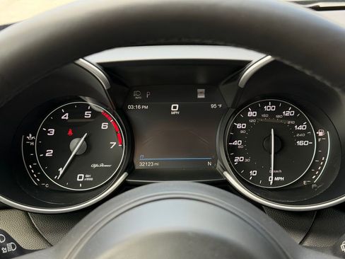 Used 2022 Alfa Romeo Giulia Veloce image 17