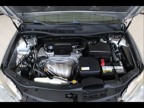 Used 2015 Toyota Camry SE FWD image 32