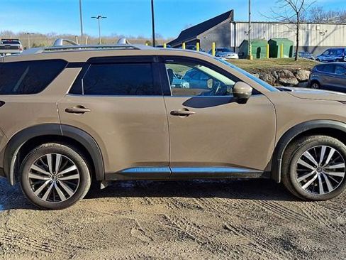 Used 2025 Nissan Pathfinder Platinum w/ Black Appearance Package image 9