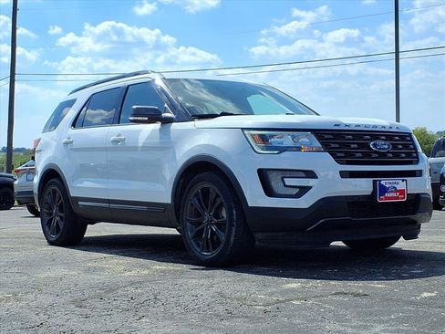 Used 2017 Ford Explorer XLT w/ Equipment Group 202A image 3