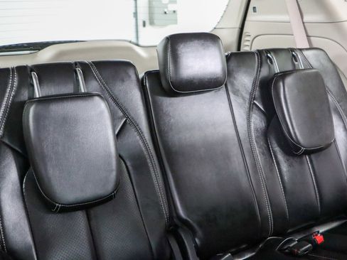 Used 2023 Chrysler Pacifica Touring-L image 29