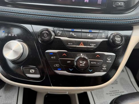 Used 2021 Chrysler Pacifica Touring-L FWD image 34