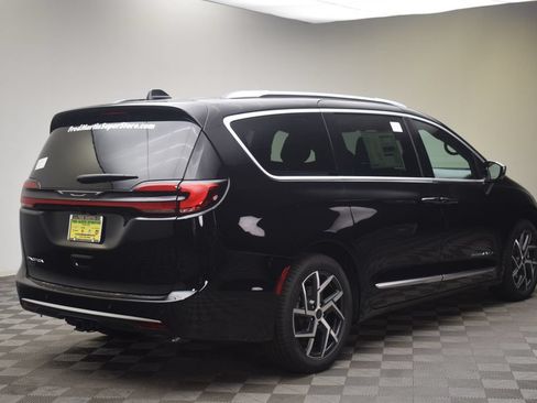New 2027 Chrysler Pacifica Pinnacle FWD image 5