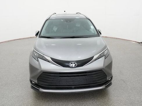 New 2026 Toyota Sienna XLE image 3