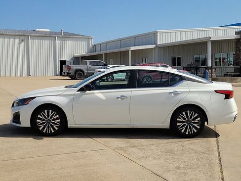Used 2025 Nissan Altima 2.5 SV FWD image 3