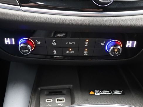 Used 2022 Buick Enclave Essence image 25