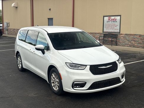 Used 2023 Chrysler Pacifica Touring-L FWD image 41
