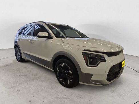 Used 2023 Kia Niro Wave w/ Wave Preserve Package FWD image 3