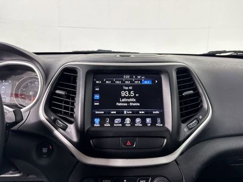 Used 2018 Jeep Cherokee Latitude Plus w/ Cold Weather Group AWD/4WD image 6