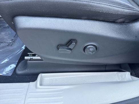 Used 2024 Chrysler Voyager LX image 6