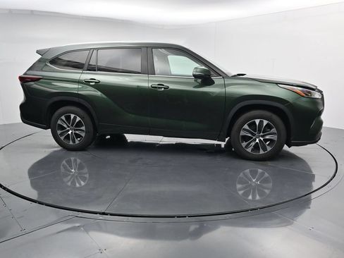 Used 2024 Toyota Highlander XLE FWD image 9