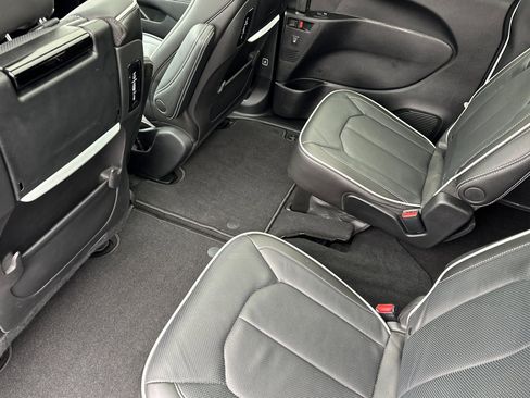 Used 2024 Chrysler Pacifica Limited w/ Uconnect Theater Family Group image 13