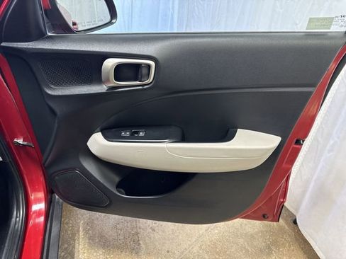 Used 2022 Hyundai Venue SEL image 25