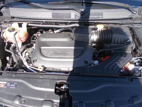 Used 2021 Chrysler Voyager Lxi image 9