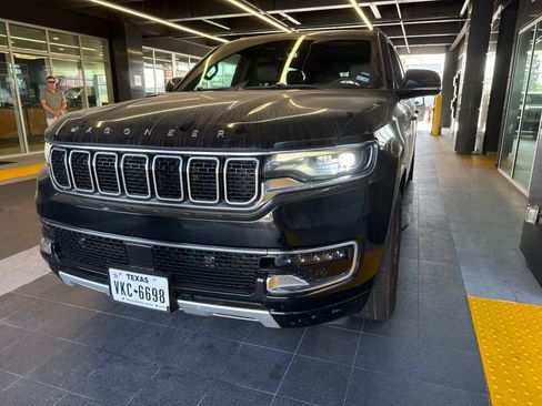 Used 2024 Jeep Wagoneer L Series II w/ Flexible Seating Group RWD image 3