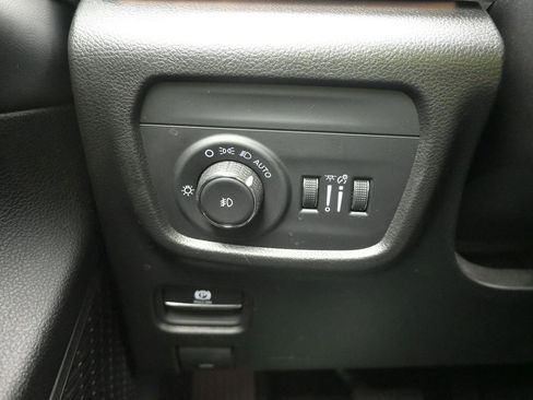 Used 2024 Jeep Grand Cherokee L Limited w/ Luxury Tech Group II image 18