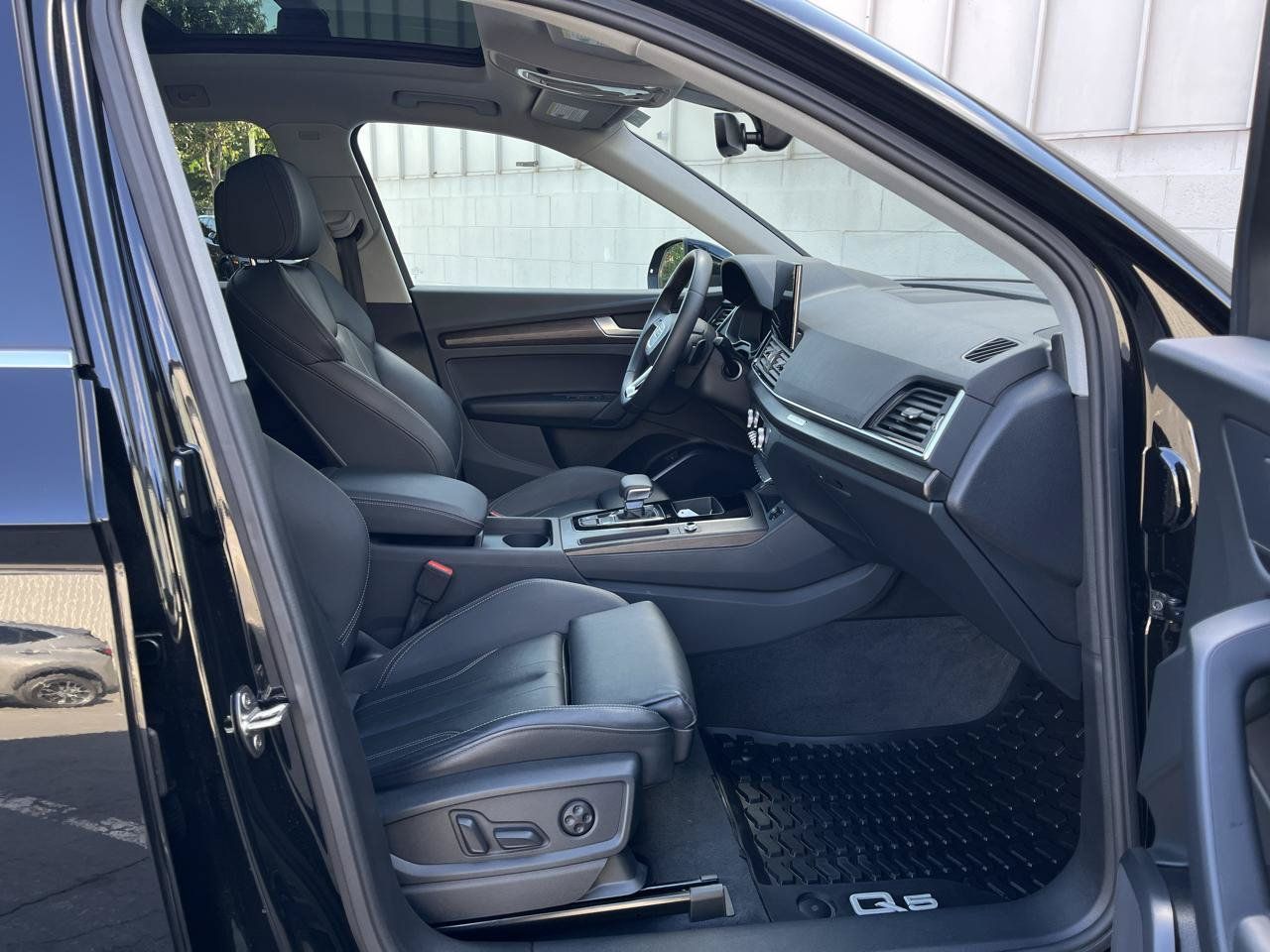 Used 2024 Audi Q5 e Premium w/ Convenience Package AWD/4WD image 23