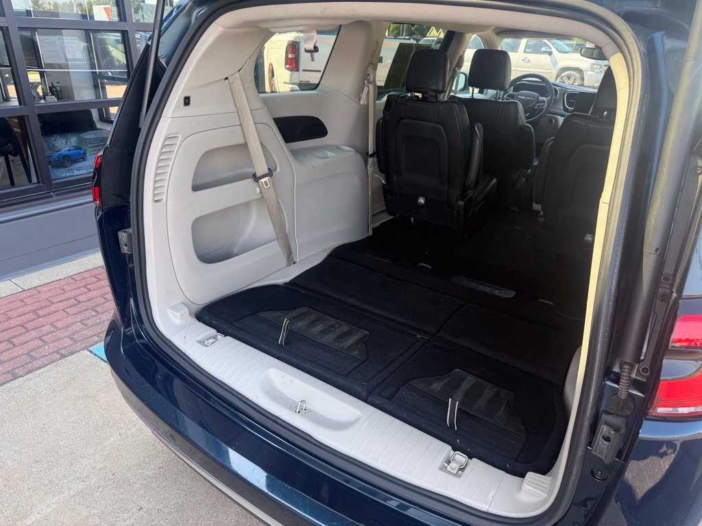 Used 2023 Chrysler Pacifica Touring-L FWD image 8
