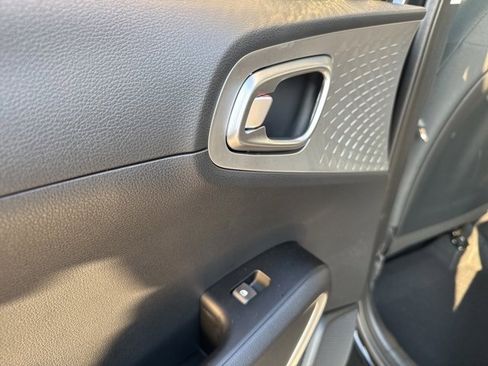 Certified 2025 Kia Soul LX image 22