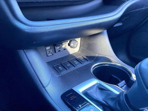 Used 2019 Toyota Highlander AWD V6 image 21