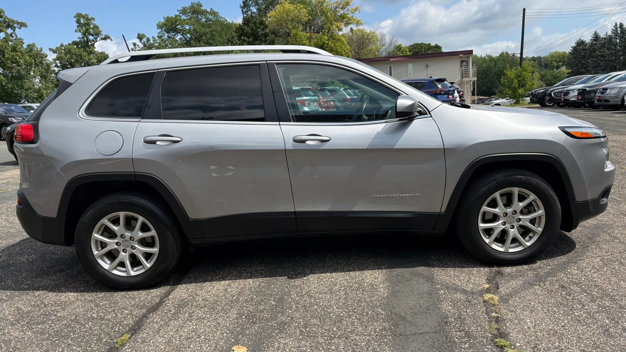 Used 2017 Jeep Cherokee Latitude AWD/4WD image 11