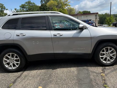 Used 2017 Jeep Cherokee Latitude AWD/4WD image 11