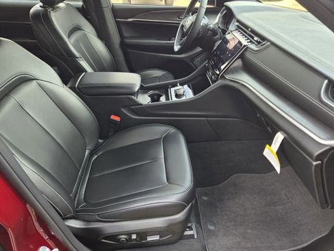 Used 2025 Jeep Grand Cherokee L Limited w/ Black Appearance Package AWD/4WD image 21