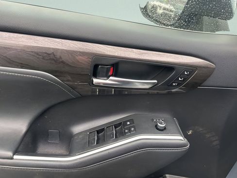 Used 2023 Toyota Highlander Limited image 21