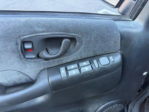 Used 2001 Chevrolet S10 Pickup LS image 9