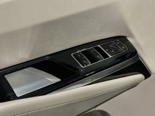 Used 2025 Cadillac Escalade ESV Premium Luxury Platinum AWD/4WD image 17