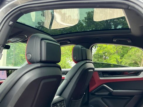 Certified 2024 Porsche Cayenne Coupe AWD/4WD image 22