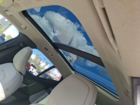 Used 2019 Volvo XC40 T5 Momentum image 14