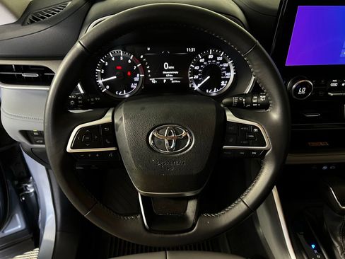 Certified 2024 Toyota Highlander XLE FWD image 9