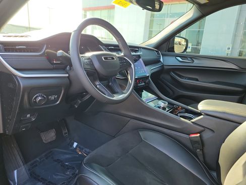 Used 2023 Jeep Grand Cherokee L Laredo image 19