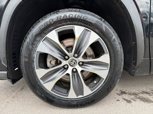 Used 2023 Toyota Highlander XLE image 2