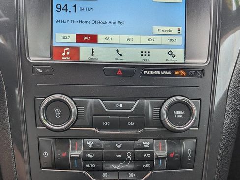 Used 2018 Ford Explorer XLT w/ Equipment Group 202A AWD/4WD image 17