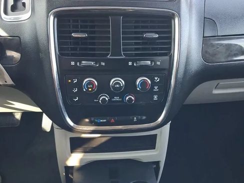 Used 2018 Dodge Grand Caravan SE w/ UConnect Hands-Free Group FWD image 22
