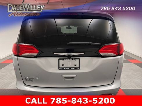 Used 2022 Chrysler Voyager LX image 5
