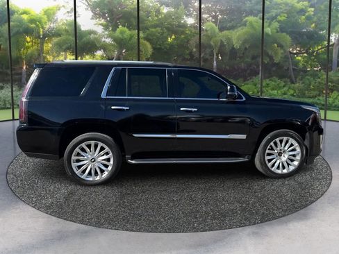 Used 2020 Cadillac Escalade Luxury AWD/4WD image 4