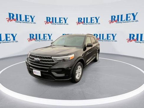 Certified 2021 Ford Explorer XLT image 3