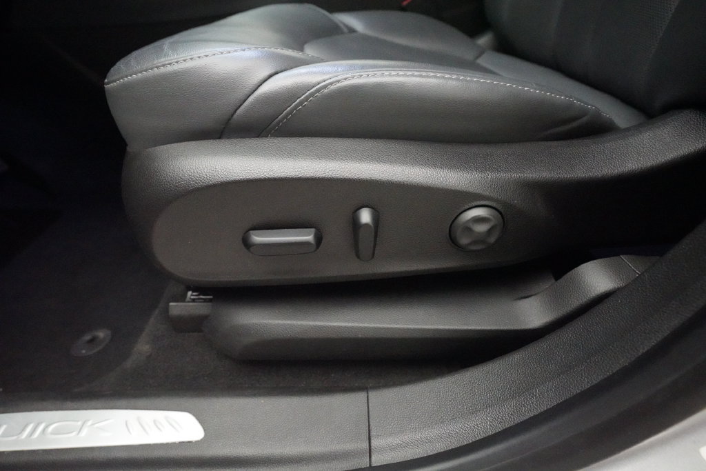 Used 2019 Buick Envision Essence FWD image 27