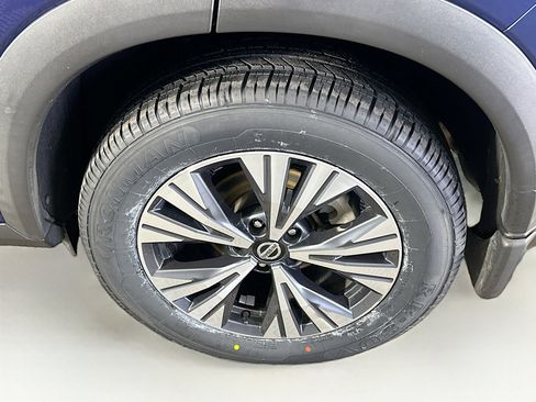 Used 2021 Nissan Rogue SV image 11