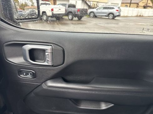 Used 2020 Jeep Wrangler Unlimited Sahara image 23