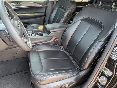 Used 2024 Jeep Grand Cherokee L Limited AWD/4WD image 15